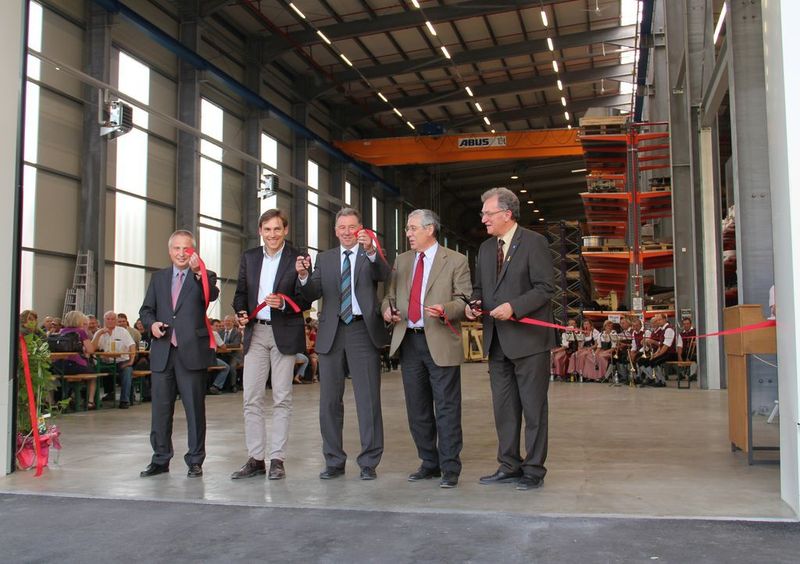 Einweihung der Lagerhalle (v.l.n.r.): Dr. Angelo Schmandra (BHS), Architekt Martin Unzeitig, Bürgermeister Hubert Buhl, Dr. Christof Kemmann (BHS) und Landrat Gebhard Kaiser  (Bild: BHS-Sonthofen)