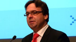 Hartmut Rauen, Geschäftsführer der Fachverbände Antriebstechnik und Fluidtechnik beim VDMA, eröffnet den Kongress zur Getriebeproduktion GETPRO.  (Bild: S. Michel)