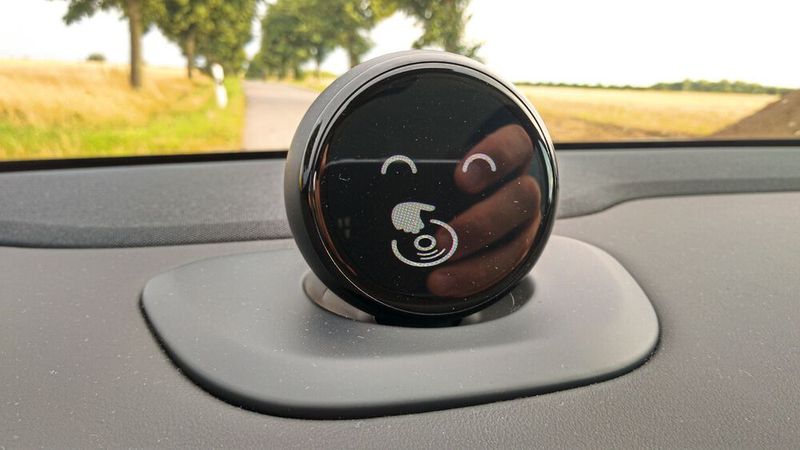 Die Kugel kann aber auch anders: zum Beispiel sobald der Blick der Fahrerin oder des Fahrers nicht auf der Straße ist. Ein nachdrückliches „Bleiben Sie konzentriert“ ermahnt – vor allem, wenn der Blick zu lange auf das zentrale Display gerichtet ist. Die Darstellung des kleinen AMOLED-Displays überzeugt. (Bild: Thomas Günnel/Automobil Industrie)