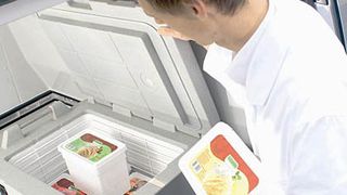 Ohne zuverlässige und für jeden Einsatzzweck geeignete Technik wie die der Kühlcontainer Cool-Freeze lassen sich empfindliche Lebensmittel nicht zeitnah ausliefern. Bild: Dometic Waeco (Archiv: Vogel Business Media)