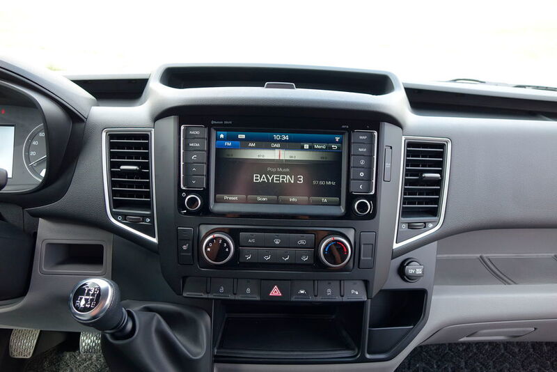 Klimaanlage, Radio, Audioanlage inklusive Bluetooth-Freisprecheinrichtung und ein intuitiv zu bedienendes Navigationssystem. (Sven Pravitz)