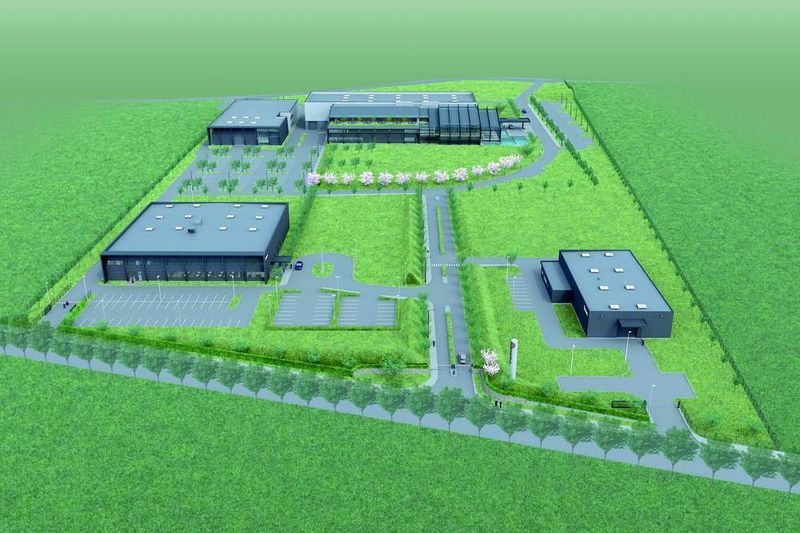 Die Gesamtansicht des neuen Amada Centers. Auf einer Gesamt-Grundstücksfläche von 71 000 m2 befinden sich das Vorführzentrum mit Verwaltung, Amada School und Logistikzentrum im Hintergrund, vorne links das Amada Sägetechnik European Headqater und rechts der Amada Werkzeugbau. Bild: Kuhn (Archiv: Vogel Business Media)