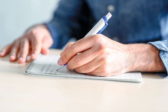 Schreiben mit der linken Hand – nicht das einzige Zeichen, an dem man Linkshändigkeit festmachen kann. Schreiben mit der linken Hand – nicht das einzige Zeichen, an dem man Linkshändigkeit festmachen kann.