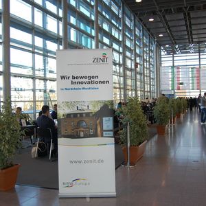 Auf der Galerie von Halle 6 der Medica 2015 ...