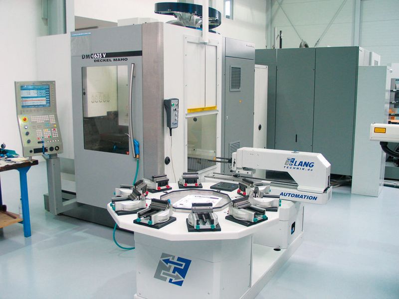 Ausgelegt für das Fertigen kleiner Stückzahlen, nimmt das Magazin des Automationssystems Eco Compact zehn Werkstückpaletten auf. Bild: Kuttkat (Archiv: Vogel Business Media)