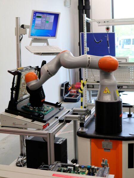 Kuka-Roboter im Test bei Fujitsu Augsburg. (Fujitsu)
