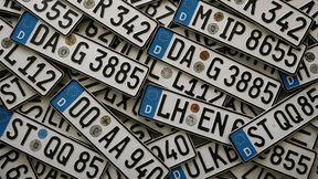 Der ACE Auto Club Europa klärt über die zehn spannendsten Fakten rund ums Kfz-Kennzeichen auf, die Autofahrer im Zweifel vor Ärger und Bußgeldern bewahren.  (Bild: )