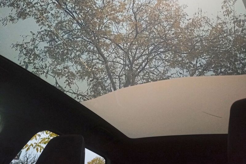 6. Spektakuläres Glasdach: Das 1.600 Euro teure Panoramadach lässt sich elektrisch transparent schalten und in verschiedene Segmente unterteilen. (Bild: Sven Prawitz/Vogel Communications Group)