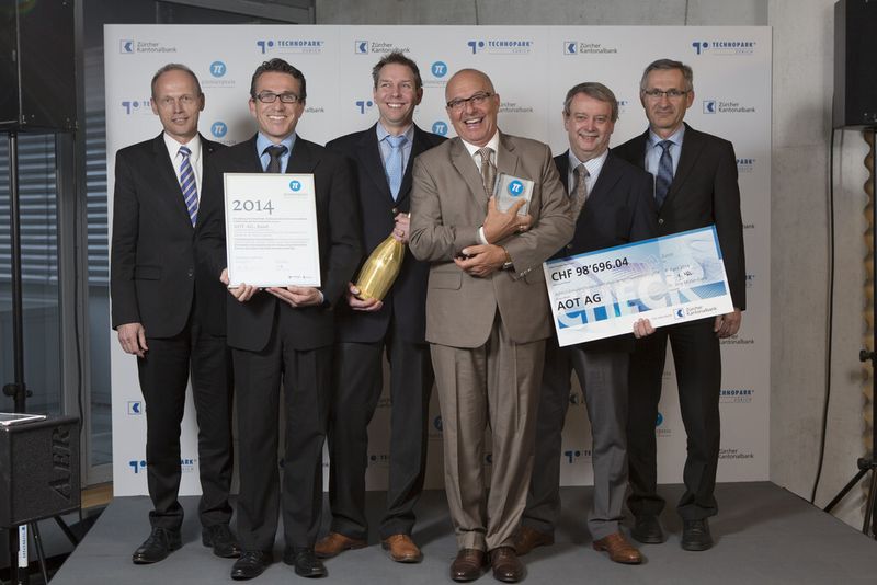 Die AOT AG gewinnt den Pionierpeises 2014. (v.l.) Dr. Jörg Müller-Ganz, Präsident des ZKB-Bankrats, Prof. Dr. Philippe Cattin, PD Dr. Dr. Philipp Jürgens, Dr. Alfredo Bruno, Prof. Dr. Dr. Hans-Florian Zeilhofer und Prof. Dr. Gian-Luca Bona, Präsident der Stiftung Technopark Zürich. (Bild: Dominique Meienberg)