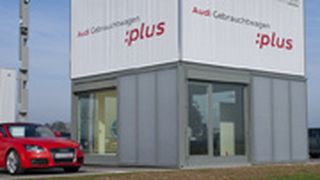 Die großflächige Attika ist mit dem Markenzeichen des Gebrauchtwagenkonzepts beschriftet. (Archiv: Vogel Business Media)