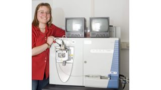 Prof. Dr. Andrea Sinz mit dem neuen Massenspektrometer für die Proteinanalyse  (Bild: Martin-Luther-Universität, Norbert Kaltwaßer)