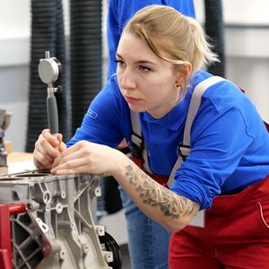 Julia Wende aus Baden-Württemberg bei der Vemessung eines Motors. (Bild: Schmidt – autoFACHMANN)