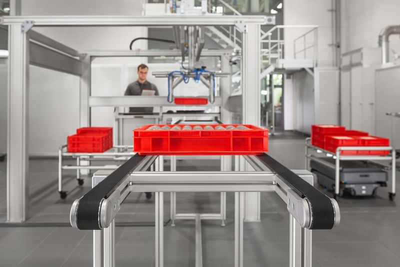 Hier ein Beispiel für ein Item-Fördersystem für in Transportkisten gelagerte Stückgüter. Die Breite des Systems kann man übrigens der Aufgabe anpassen. (Bild: Item / R. Biallas)