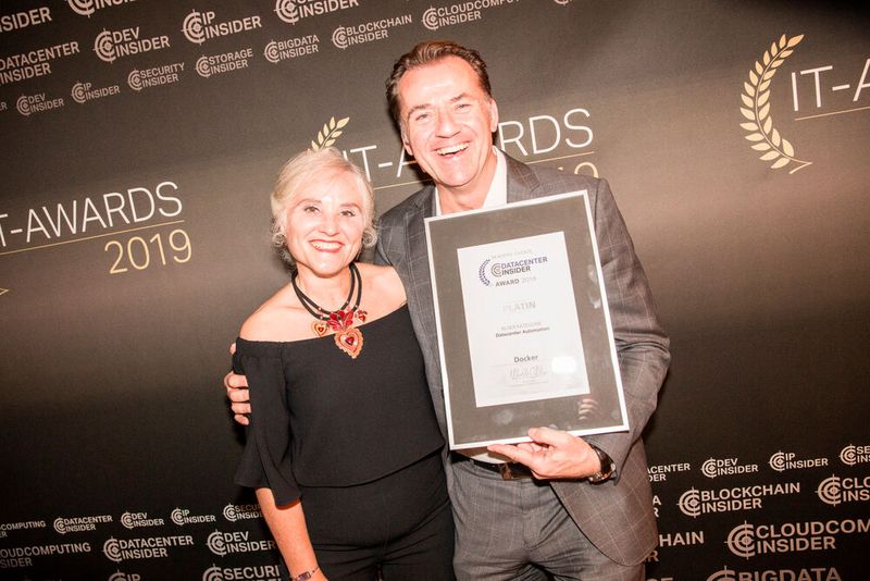 Ulrike Ostler, Chefredakteurin DataCenter-Insider, unterstützt Stefan Schinkel, Regional Director DACH bei Docker, auf dem roten Teppich ... (Bild: artful rooms / VIT)