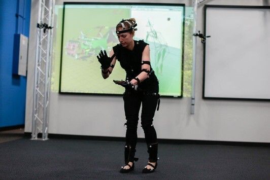 Durch mehr als 50 Motion-Capture-Markierungen auf den Armen, dem Rücken, den Beinen und dem Oberkörper der Testperson können rund 5.000 Daten erfasst werden, um Muskelkraft, Gelenkbelastung und Körpergleichgewicht zu bewerten. (Bild: Ford)