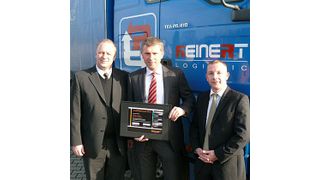 Reinert Logistic bekommt den Conti-Fleet-Award überreicht. Im Bild (von links): Karsten Jedamzik (Verkaufsleiter Continental), René Reinert (Geschäftsführer Reinert) und Raik Urban (Bezirksleiter Continental). Bild: Continental (Archiv: Vogel Business Media)