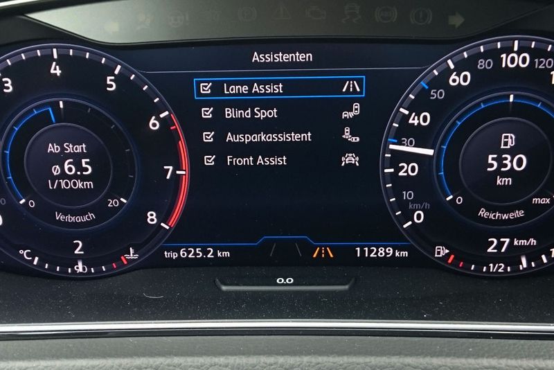 Im Kombiinstrument kann sich der Fahrer allerlei Informationen anzeigen lassen, beispielsweise welche Assistenzsysteme aktiv sind. (Seyerlein/»kfz-betrieb«)