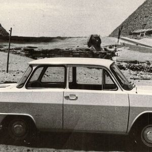 Die Rameses-Produktion folgte eher archaischen Prinzipien. So wurden die montierten Fahrzeuge in weiß getünchten Schuppen oder unter freiem Himmel lackiert und ausgerüstet. „Ein deutscher Besucher beobachtete vor Kurzem, wie einige Ramses-Werker unter Holzverschlägen mit Nadel und Zwirn Ramses-Polster prünten. Gleichzeitig setzte eine andere Gruppe Rohkarossen mit Pinsel und Eimer unter Farbe“, berichtete der „Spiegel“ 1966 aus dem Land am Nil. (Bild:  Audi AG)