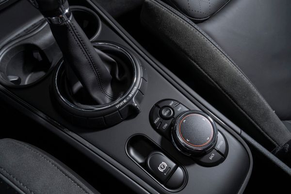 Der MINI Cooper S E Countryman ALL4 ist der erste Mini, bei dem ein Plug-in-Hybrid-Antrieb die Möglichkeit zu rein elektrischer und damit lokal emissionsfreier Mobilität eröffnet. (Mini)