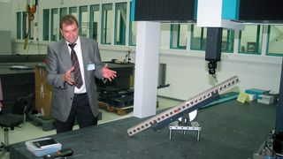 Christfried Pumm, Leiter technischer Vertrieb bei der Wenzel Group GmbH &amp; Co. KG, Wiesthal, zeigt eines der neuesten Koordinaten-Messgeräte beim Kalibriervorgang.Bild: Schäfer (Archiv: Vogel Business Media)