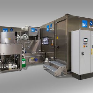 Die Hochdruckentgrat-Anlage Geyser hier kombiniert mit Vor- und Feinreinigung.