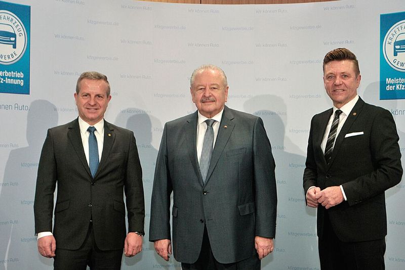 ZDK-Präsident Jürgen Karpinski und Kfz-Bundesinnungsmeister Wilhelm Hülsdonk (von links) fordern Rechtssicherheit in Sachen technische Fahrzeugüberwachung.