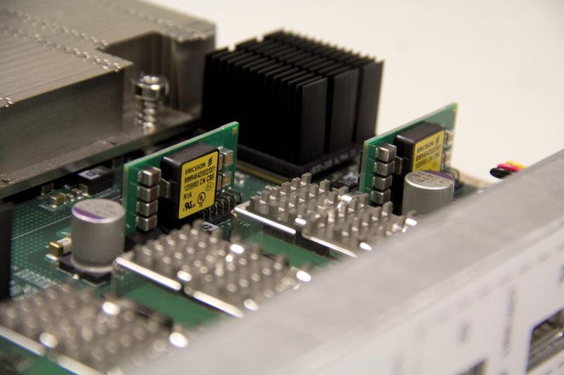 Bild 2: Ein digitaler POL-Regler im Single-In-Line-Gehäuse spart Platz auf der Leiterplatte und verbessert die Kühlung. (Bild: Ericsson Power Modules)