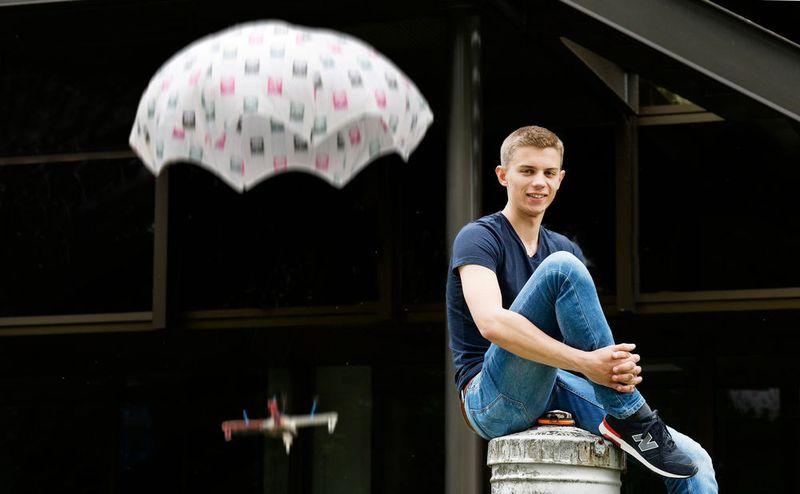 Drohnen übernehmen immer öfter Transport- oder Beobachtungsaufgaben – häufig auch autonom. Da ist eine Absturzsicherung unerlässlich, finden Falk-Vincent von Appen und Nick und Lasse Michaelis. Ihre Entwicklung besteht aus einem künstlichen neuronalen Netz mit 16 einzelnen Neuronen auf drei Ebenen. Diese sind so programmiert, dass sie lernen, Entscheidungen selbstständig zu treffen. Die Jungforscher bauten einen Quadrokopter inklusive Steuerung. Ein integrierter Beschleunigungssensor und ein Gyroskop ermitteln Flugdaten wie Beschleunigung, Geschwindigkeit und Rotation. In einer Serie von Trainingsflügen lernt das System die Parameter für einen stabilen Flug kennen und diese von einer Absturzsituation zu unterscheiden. Droht ein Absturz, schaltet sich der Motor sofort ab und ein Fallschirm öffnet sich. (Jugend forscht e.V.)