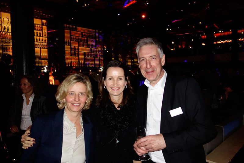 (v. l.) Stephanie Steen, IT-BUSINESS, mit Katja Neumann und Christof Böhm, NEC.  (Bild: IT-BUSINESS)