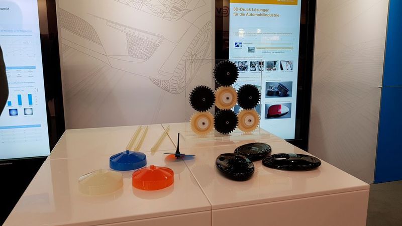 Am Stand der BASF konnten u.a. semi-transparente Polyamide, lackfreie Hochglanz-Oberflächen und mit Ultramid Advanced ein Kunststoff für anspruchsvolle Anwendungen wie Zahnräder begutachtet werden. (D.Quitter/konstruktionspraxis)