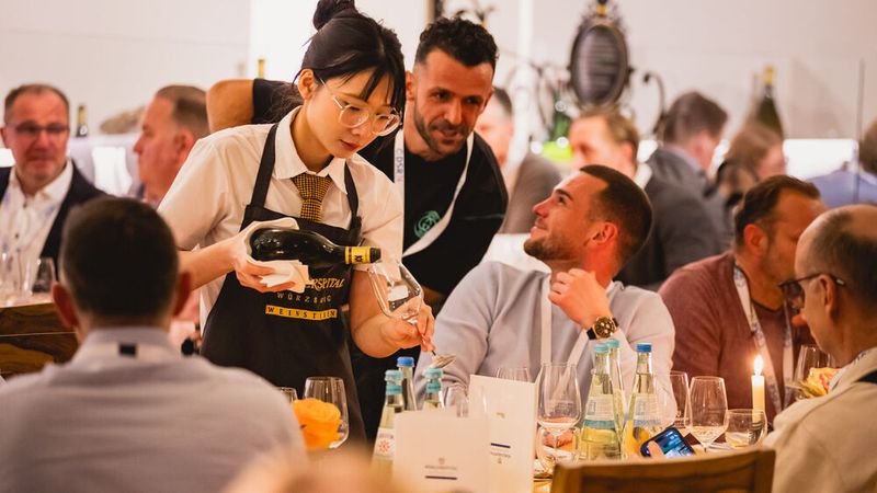 Zurück im Restaurant, wurden die Produktqualität des Weinguts ausgiebig geprüft. (Bild: Stefan Bausewein)