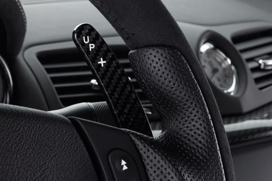 Ansonsten schaltet man per Carbon-Wippe. (Maserati)