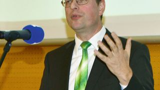 Prof. Dr.-Ing. Linus Schleupner: „Aufgabe ist es, den Mittelständler an das Thema Security heranzuführen, denn der Maschinenbauer verlässt mit Industrie 4.0 den Bereich seiner Kernkompetenz.“ (Bild: mail@kluger.eu)