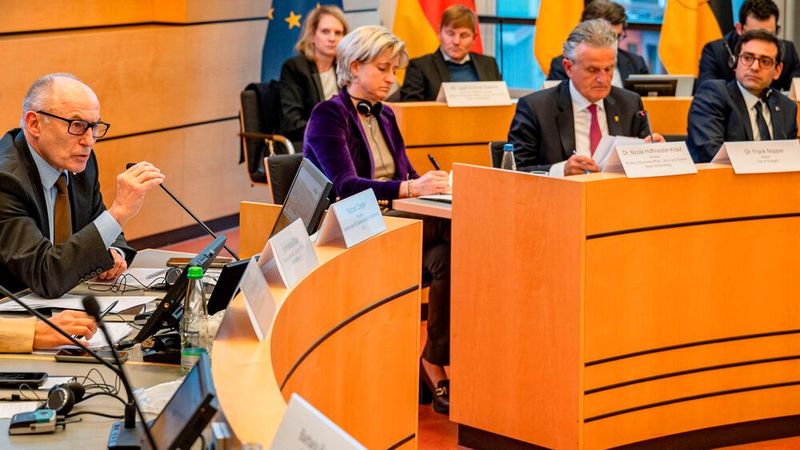 Autogipfel im Stuttgarter Rathaus (v.l.): Michael Ziegler, Wirtschaftsministerin Nicole Hoffmeister-Krautt, OB Frank Nopper, Stéphane Séjourné, Exekutiv-Vizepräsident für Wohlstand und Industriestrategie.(Bild:  Landeshauptstadt Stuttgart / Fabrice Weichelt.)