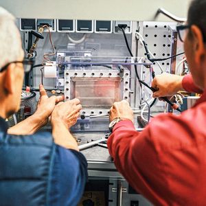 Abgas? Rohstoff! Vom Reaktor bis zur Gasanalyse ist die gesamte Technik auf kleinem Raum untergebracht. Hier wird aus CO2 das begehrte Synthesegas.(Bild:  Evonik Industries AG)