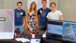 Das vierköpfige Gewinnerteam der Universität Freiburg mit ihrem Cablebot-Projekt: Konstantin Hoffmann, Karl Lappe, Ann-Kathrin Leiting und Christoph Grandauer entwickelten den Prototypen eines Kabeleinzugsroboters. (Faulhaber)