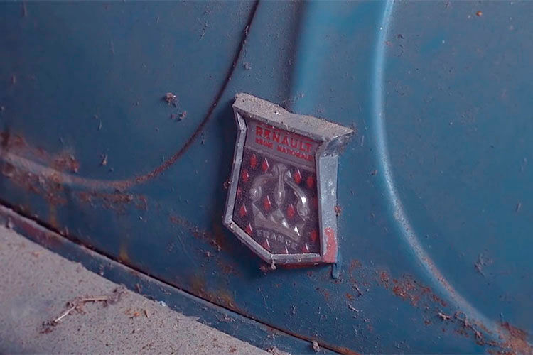 Dass die Autos älter sind, zeigt auch das Renault-Emblem. (Campen Auktioner)