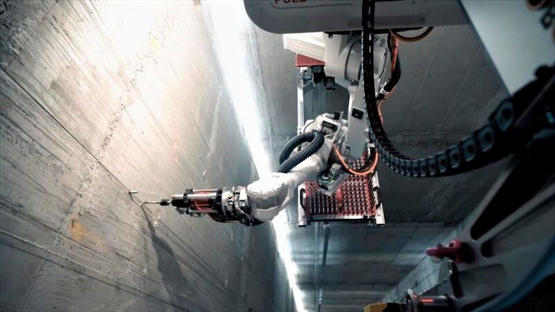 Der Schindler-R.I.S.E beim selbstständigen Bohren von Montagelöchern in die Betonwand eines Aufzugsschachtes. Er hat sich bereits in China und Singapur bewährt. (Schindler)