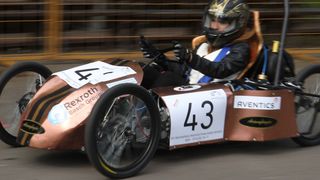 Bei dem Konstruktions- und Rennwettbewerb Pneumobil treten Studierende in rein pneumatisch betriebenen Fahrzeugen gegeneinander an. (Bild: Aventics)