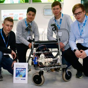 Der BMBF-Sonderpreis ging an den Smollator von Robin Breitfelder, Jamal Lkhaouni, Tim Jungnitz und Maximilian Krebs (v.l.n.r.) vom Gymnasium Lindlar.