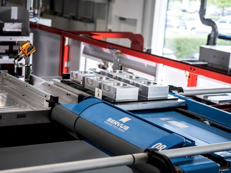 Zur vollständigen Automatisierung ist die Anlage aus Fräszentrum und Roboter mit einem autonomen Transportrobotersystem von Servus Intralogistics verbunden. (Bild: Michael Gunz PhotoVideoImageediting)