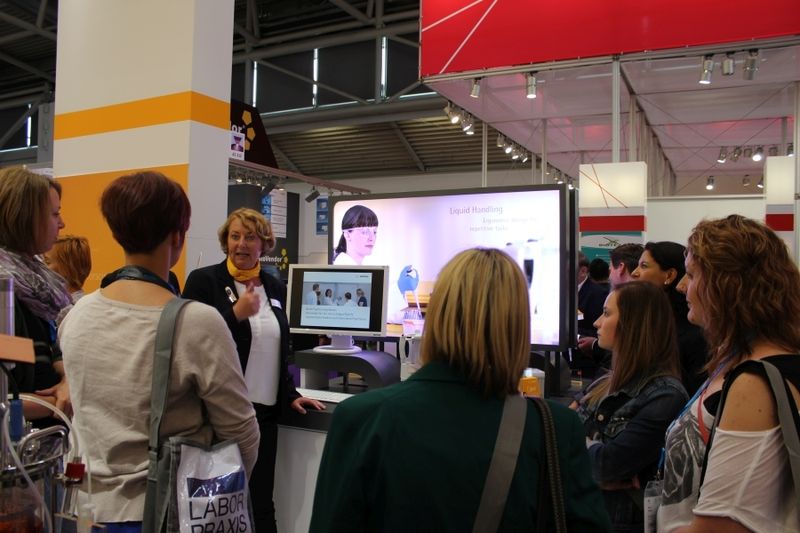Erstmals in diesem Jahr veranstaltet die LABORPRAXIS Guided Tours und präsentiert die Neuheiten der Messe. Thema dieser Tour am 11.5.2016 um 14 Uhr war Liquid Handling. Fünfter Stop der Führung war Sartorius. (Bild: Back/LABORPRAXIS)