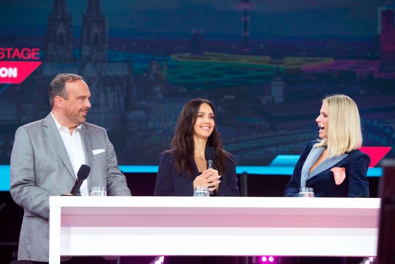 Im Gespräch: Hagen Rickmann, Geschäftsführer Geschäftskunden, Jessica Alba, Gründerin und Chief Creative Officer The Honest Company, und Michelle Hunziker, Moderatorin und Entertainerin (© Deutsche Telekom)