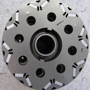 Bild 3: Die Magnete der VAC sitzen als „vergrabene Magnete“ innerhalb des sich drehenden Rotors in Taschen, die aus den Silizium-Eisenblechpakten herausgeschnittenen sind