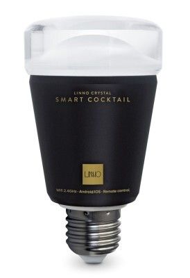 Red Dot Award 2015 - LED-Lampe Linno Crystal von Linno, Südkorea: Die LED-Lampe Linno Crystal zeigt mit ihrer Streulinse aus Acryl eine eigenständige Ästhetik. Auffällig ist insbesondere der Farbkontrast zwischen Sockel und Linse. Benutzerfreundlich können bei dieser Lampe Helligkeit, Farbtemperatur und bis zu 16 Millionen Farben eingestellt werden. Die Steuerung erfolgt mithilfe einer Fernbedienung oder wird, nach dem Herunterladen der Linno-App, über intelligente Kommunikationsgeräte kontrolliert. Das Unified Control System ermöglicht die zentrale Bedienung mehrerer Lampen. (Bild: Red Dot)