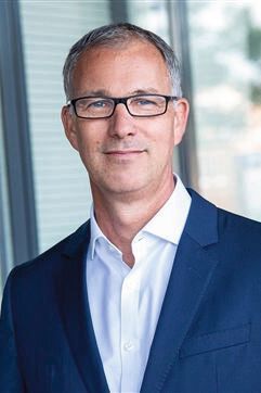 Bernd Schmaul ist seit dem 1. September 2018 neuer CEO der Coup Mobility GmbH. Der ehemalige Chief Marketing Officer von Daimlers Mobilitätsdienstleister Moovel löst bei dem E-Scooter-Sharingdienst Mat Schubert ab, der eine neue Aufgabe beim Mutterkonzern Bosch übernehmen wird. Coup ist derzeit in Berlin, Paris und Madrid aktiv.  (Coup)