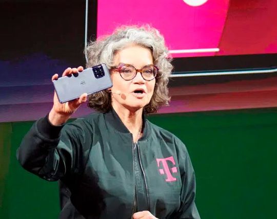 Vorhang auf! Heute hat die Deutsche Telekom ihr KI-Phone vorgestellt. Hier präsentiert es die Telekom-Technikvorständin Claudia Nemat, die die Idee dazu hatte. Nun ein kleiner Überblick zur Funktionsweise. (Bild:  dpa)