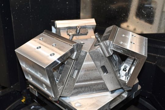 Drei Werkstücke kommen in einer Aufspannung fix fertig von der Maschine: Manuelle Entgratprozesse wurden durch das Kombiwerkzeug «VEX» von Heule abgelöst.(Bild:  Heule)