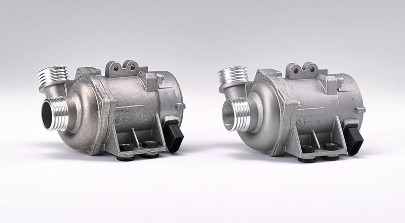 Die Elektrische Kühlmittelpumpe „CWA 200“, links im Original von der MS Motorservice International GmbH, plagiiert durch die chinesische Firma Zhejiang Hongchen Auto Parts Co Manufacturing Co. Rheinmetall Automotive, zu der auch der Ersatzteilspezialist Motorservice gehört, hat den Plagiator in Deutschland erfolgreich wegen Patentverletzung und sklavischer Nachahmung verklagt. Untersuchungen haben ergeben, dass das Plagiat leistungsschwach und die Elektronik mangelhaft ist. Fällt die Pumpe aus, so überhitzt der Motor und es kann zu schwerwiegenden Folgeschäden kommen. (Bild: Aktion Plagiarius e.V.)