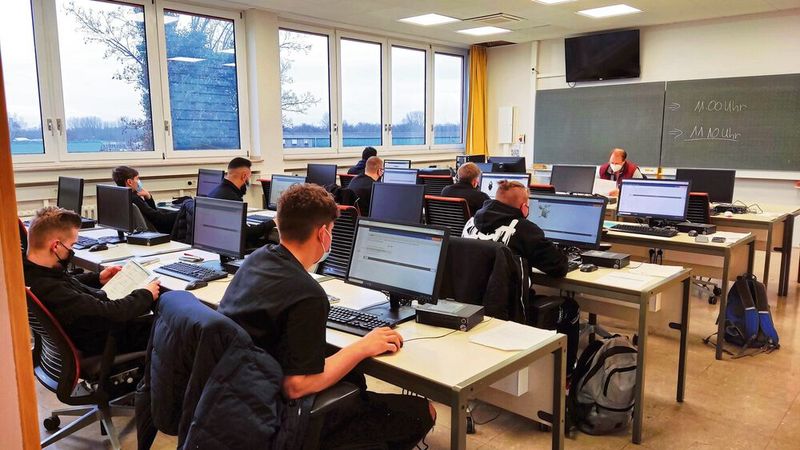 Auch am Prüfungsstandort Duisburg absolvierten die Auszubildenden der Kfz-Innungen ihre Prüfung papierlos.  (Bild: Kfz-Gewerbe NRW)